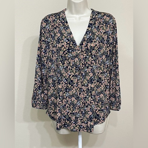 Vince Camuto Tops - Vince Camuto Women’s Navy Blue Floral Print 3/4 Sleeve V-Neck Relaxed Blouse s M